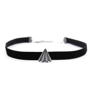 Colar-Choker-Veludo-Triangulo-Grafite-01