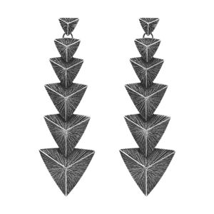 Brinco-Cascata-Piramide-Prateado-01