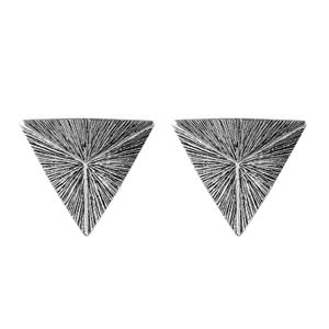 Brinco-Piramide-Listrada-Medio-Prateado-01