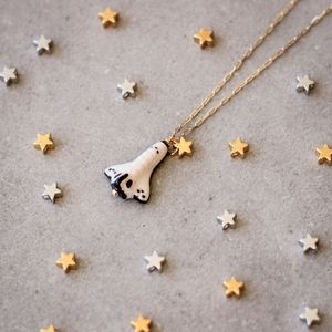 Colar-Foguete-Espacial-Ceramica-Pequeno-Dourado-Folheado-02