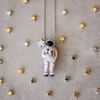 Colar-Astronauta-Ceramica-Grande-Prateado-Folheado-01