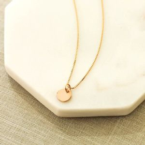 Colar-Medalha-Fina-Fosca-Lisa-Dourado-Folheado-02