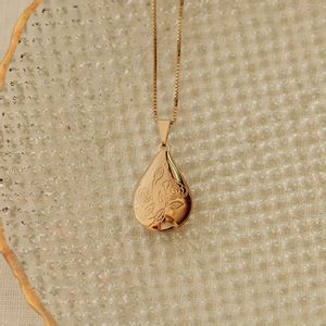 Colar-Relicario-Gota-Rosas-Pequeno-Dourado-Folheado-02