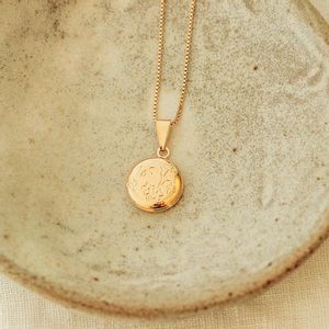 Colar-Relicario-Redondo-Flores-Mini-Dourado-Folheado-01