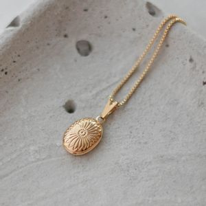 Colar-Relicario-Oval-Margarida-Mini-Dourado-Folheado-05