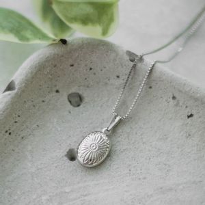 Colar-Relicario-Oval-Margarida-Mini-Prateado-Folheado-06