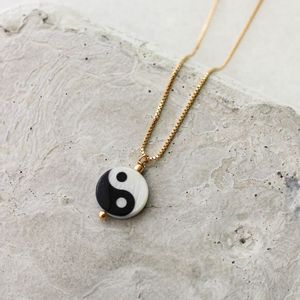 Colar Yin Yang Madreperola Banhado Ouro 18k 01
