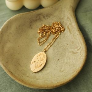 Colar-Medalha-Tulipa-Coragem-Longo-Banhado-Ouro-18k-01