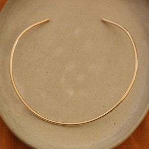 Colar-Choker-Estruturada-Tubo-Fino-Banho-Ouro-18k-01