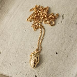 colar-coracao-humano-longo-banhado-ouro-18k