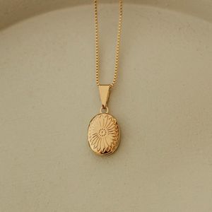 -colar-relicario-margarida-banho-ouro-18k-01