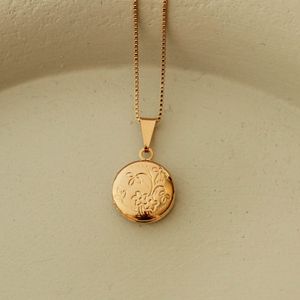 Colar-Relicario-Redondo-Flores-Mini-Banho-Ouro-18k-01
