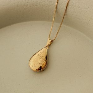 Colar-Relicario-Gota-Rosas-Pequeno-Banho-Ouro-18k
