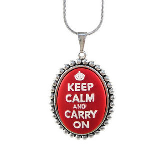 Colar Camafeu Keep Calm and Carry On Pequeno (Vermelho ou Preto)